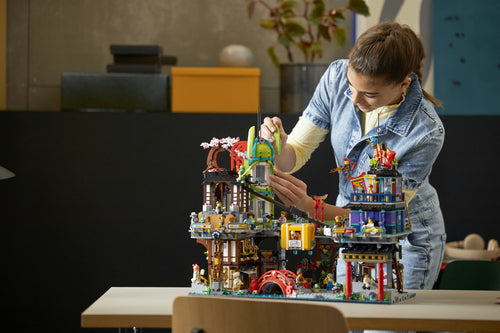 LEGO NINJAGO 71799 – NINJAGO Citys markeder – bygger arbejder på modellens øverste etager