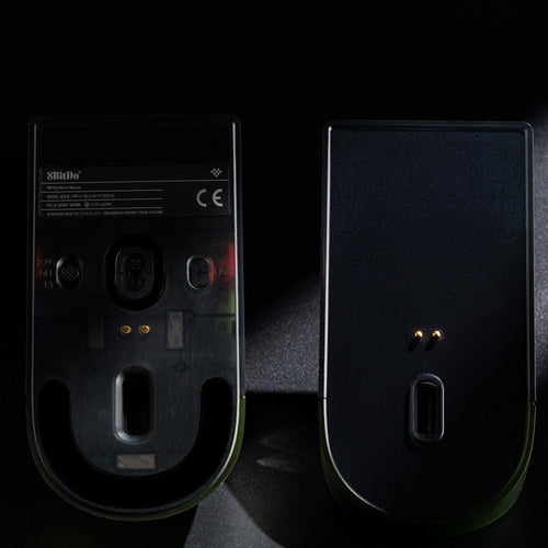 8BitDo Retro R8 Xbox Edition – trådløs PC-mus – Undersider på mus og ladestation