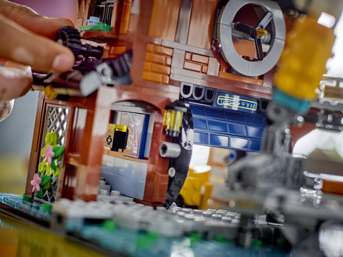 LEGO NINJAGO 71837 – NINJAGO Citys værksteder – nærbillede af en butik og figurer
