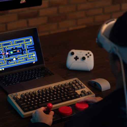 8BitDo Retro 87 Mechanical Keyboard C64 Edition ISO UK – Tastatur og Super Stick ved computer