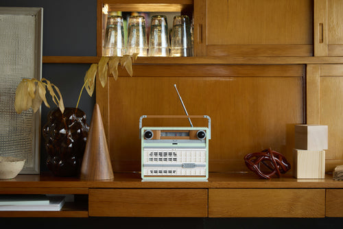 LEGO Icons Retro-radio 10334 – færdig radiomodel på en hylde