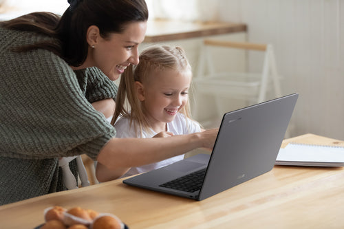 ASUS Chromebook CX1505CTA-S70092 – illustreret i brug (vinkel 4); tastaturlayout illustrativt