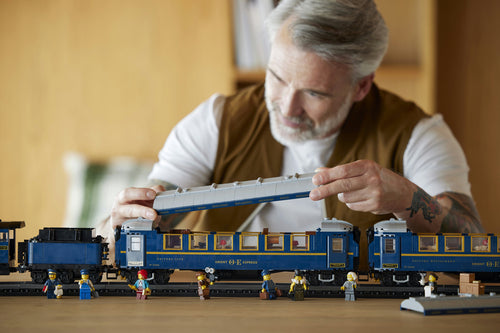 LEGO Ideas 21344 – Orientekspressen – person løfter taget af en togvogn