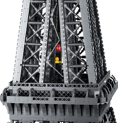 LEGO Icons 10307 – Eiffeltårnet – nærbillede af elevator og krydsafstivninger