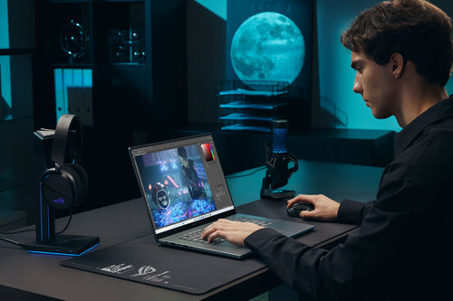ASUS ROG Zephyrus G16 GU606AP-TB041W – illustreret i brug (vinkel 2); tastaturlayout illustrativt