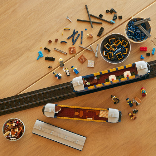 LEGO Ideas 21344 – Orientekspressen – togvogn bygges med løse klodser på et bord