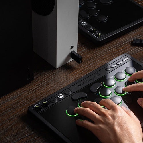 8BitDo Arcade Controller – leverless til Xbox/PC, sort – Controller i brug