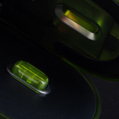 8BitDo Retro R8 Xbox Edition – trådløs PC-mus – Ladestation i nærbillede