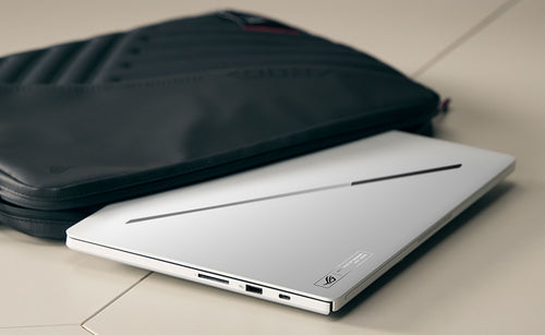 ASUS ROG Zephyrus G14 GU405AP-SY005W Copilot+ PC – set skråt forfra (vinkel 4); tastaturlayout illustrativt