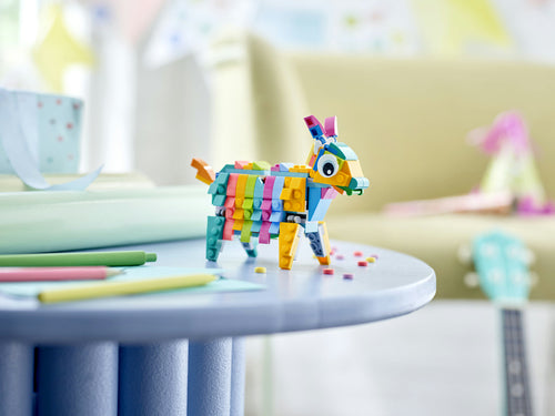 LEGO 40644 – Piñata – piñata-æslet udstillet på et rundt bord