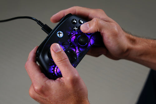 Turtle Beach Afterglow Ignite Time Machine – Xbox/PC – Controller set skråt i hænder