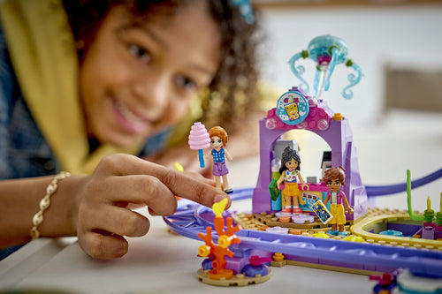 LEGO Friends 42703 – Havfrue-rutsjebane – nærbillede af barn og figurer ved rutsjebanen