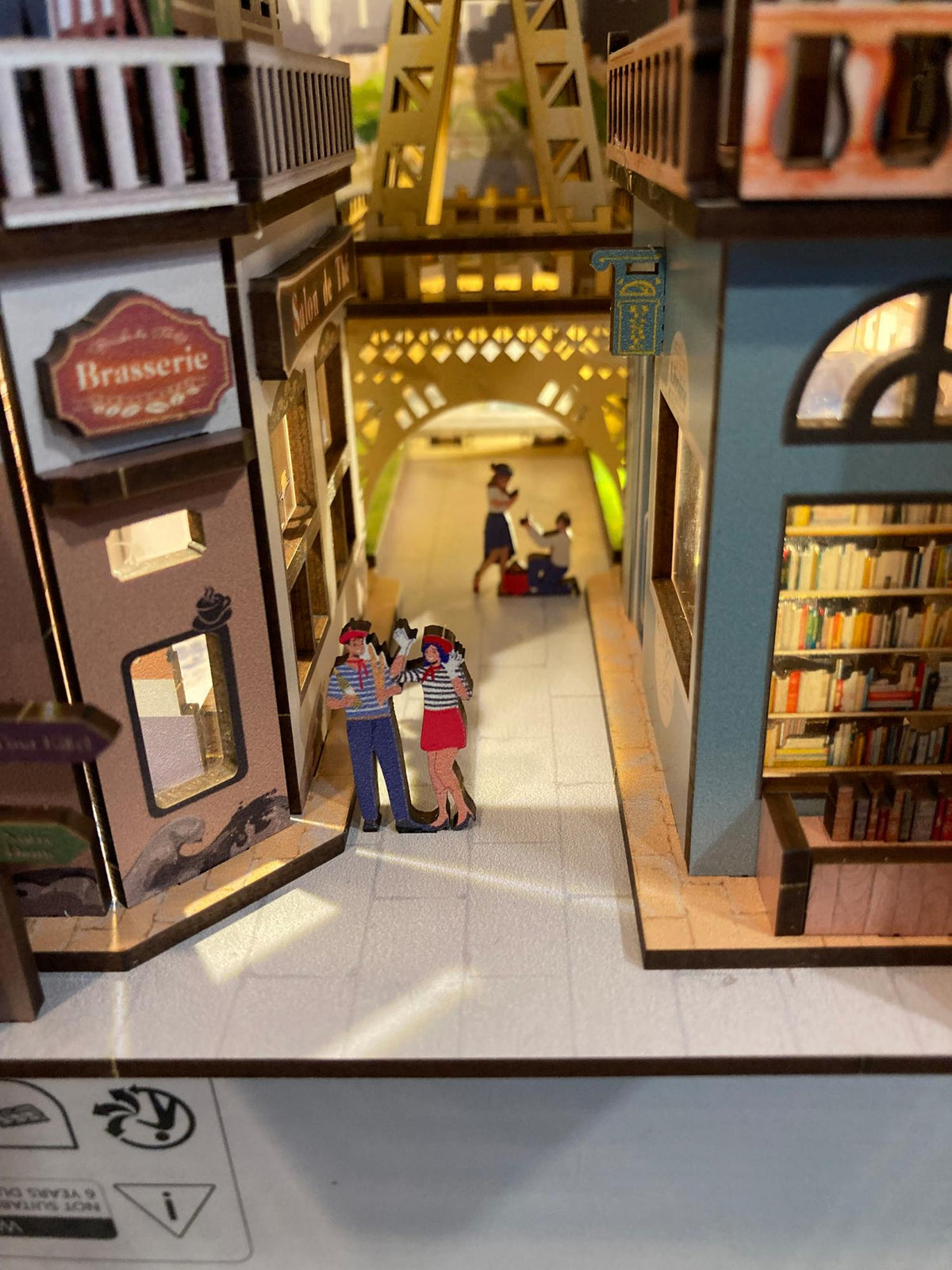 Revell Tiny Adventures Paris – Book Nook med 168 dele – produktbillede 8
