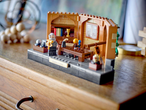 LEGO Ideas 40595 – bygget forskningsrum på et træbord