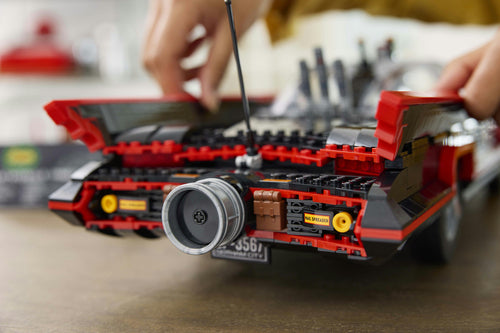 LEGO DC 76328 – Batman: Batmobil fra 1960'ernes tv-serie – åbent bagagerum på Batmobilen
