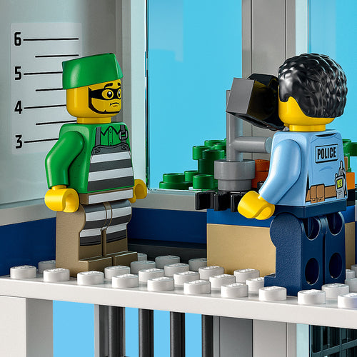 LEGO City 60316 – Politistation – Politimand ved stationen