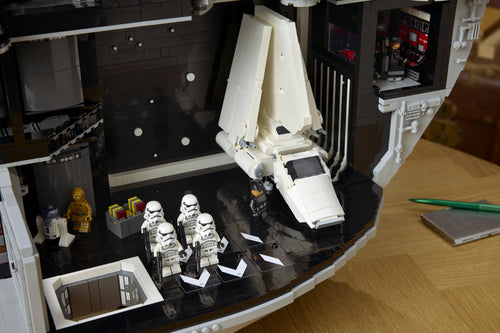 LEGO Star Wars 75419 – Dødsstjernen – kejserlig færge i hangaren set skråt fra siden