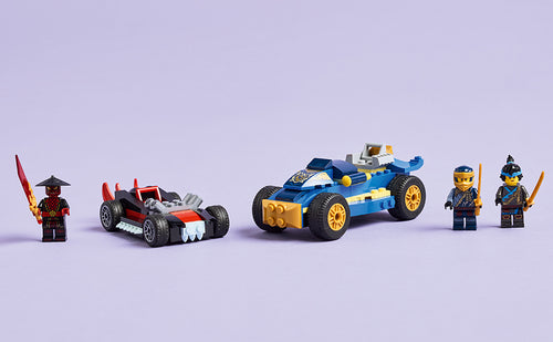 LEGO NINJAGO 71840 – Rogue mod Drix: Action-racerløb – to biler og tre minifigurer på række
