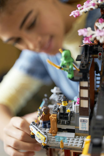 LEGO NINJAGO 71799 – NINJAGO Citys markeder – nærbillede af bymodellens interiør med en bygger