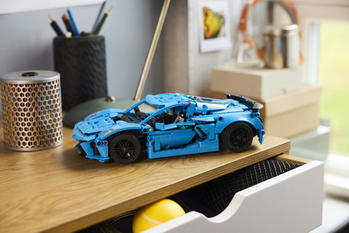 LEGO Technic 42217 – Chevrolet Corvette Stingray – Blå – Corvette-modellen udstillet på skrivebord