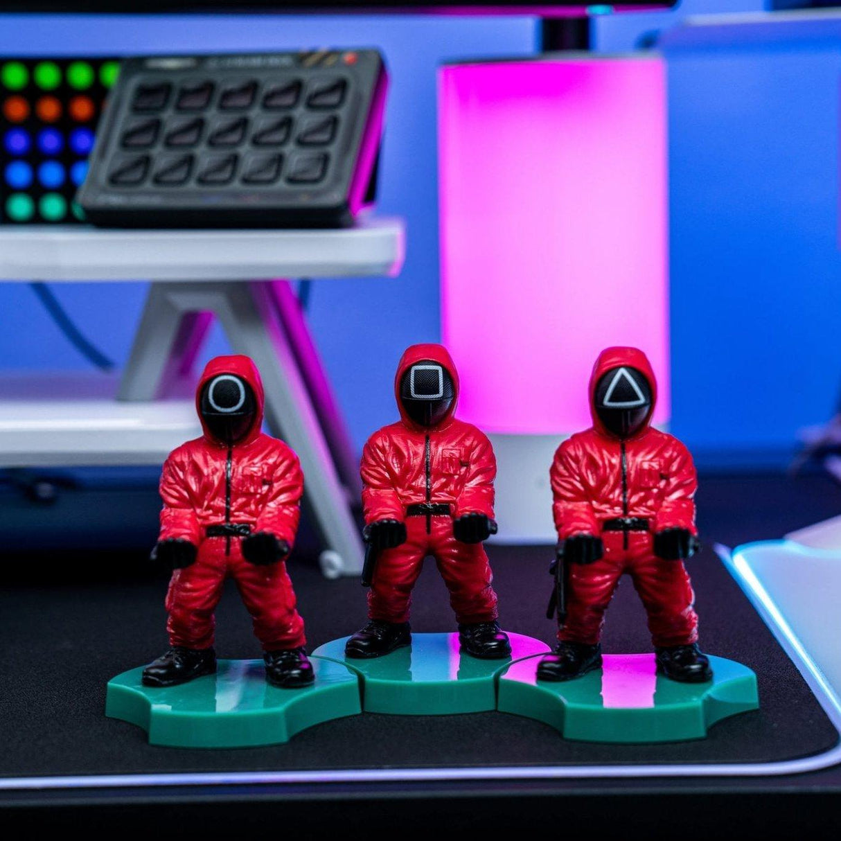 CABLE GUYS - HOLDEM - SQUID GAME CIRCLE GUARD Cable Guys