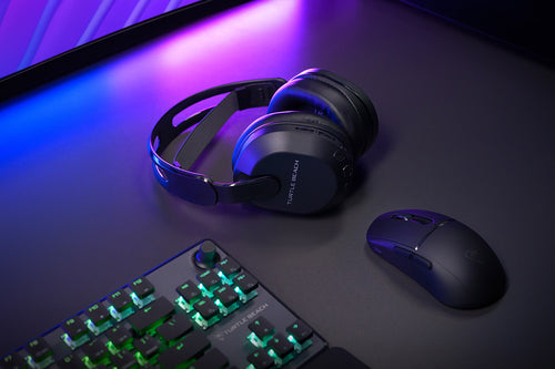 Turtle Beach Stealth 500 – PlayStation – Trådløst headset – Sort – headset på skrivebord; producentillustration