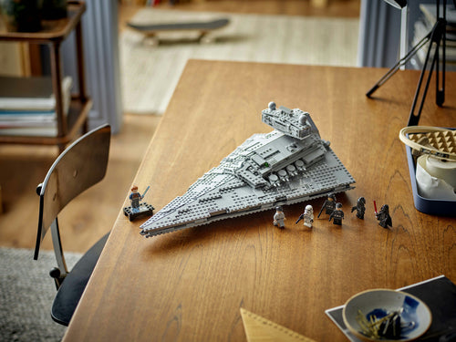 LEGO Star Wars 75394 – Imperial Star Destroyer – færdigt rumskib udstillet på et bord