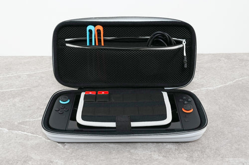 Turtle Beach PlayTrek – Switch 2-etui – Stellar White – åbent etui med illustreret udstyr; konsol og udstyr medfølger ikke