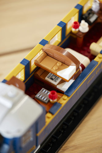 LEGO Ideas 21344 – Orientekspressen – nærbillede af sovevognens seng og tilbehør