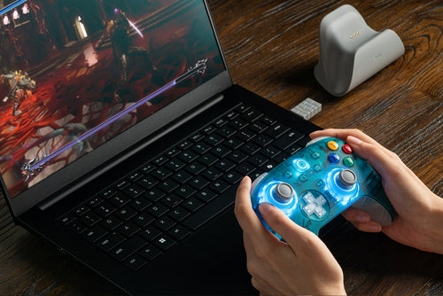 8BitDo Ultimate 2 Wireless 2.4G – Controller – Clear Blue – controller i brug med bærbar PC; producentillustration