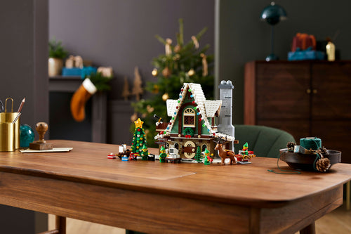LEGO Icons 10275 – Nisse-klubhus – klubhuset udstillet med juletræ og gaver