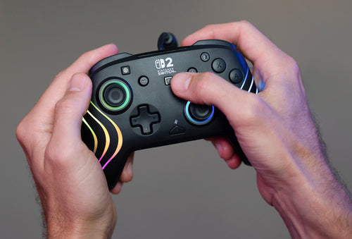 Turtle Beach Afterglow Wave Wired – Switch-controller, sort – Controller i hænder