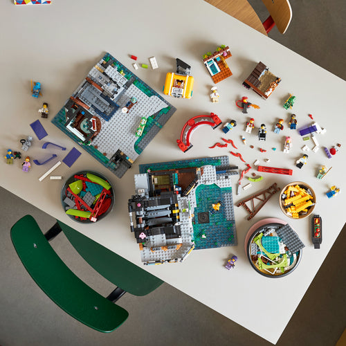 LEGO NINJAGO 71799 – NINJAGO Citys markeder – byggeprocessen med dele på et bord set ovenfra