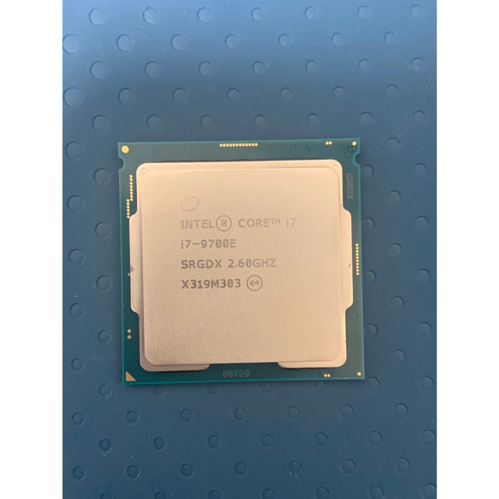 Intel Core i7-9700E processor set fra oven med modelmarkering