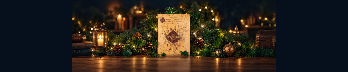 Harry Potter Marauder’s Map-julekalender fra Cinereplicas omgivet af gran og julelys