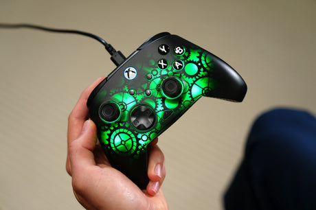 Turtle Beach Afterglow Ignite Time Machine – Xbox/PC – Controller med grønt lys i hånden