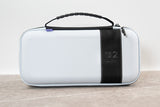 Turtle Beach PlayTrek – Switch 2-etui – Stellar White – etui på bord