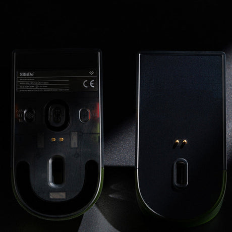 8BitDo Retro R8 Xbox Edition – trådløs PC-mus – Undersider på mus og ladestation