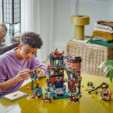 LEGO NINJAGO 71837 – NINJAGO Citys værksteder – bygger tilpasser mech-robotten ved bymodellen