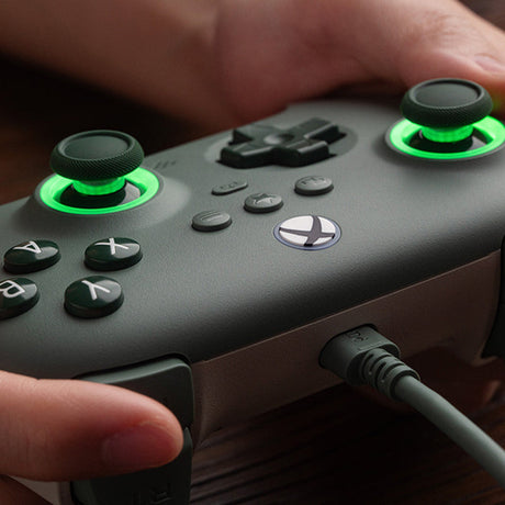 8BitDo Ultimate C Wired – Xbox/PC-controller, mørkegrøn – Knapper og lysringe i brug