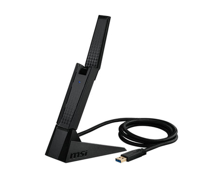 MSI AXE5400 i holder med USB-kabel