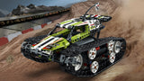LEGO Technic 42065 – Fjernstyret bæltekøretøj – bæltekøretøjet vist i en scene med klippeunderlag