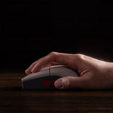 8BitDo Retro R8 N Edition – gamingmus med ladestation – Mus i hånden