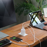 j5create – 65 W GaN USB-rejseoplader med stikadaptere – Flere enheder til opladning som eksempel