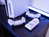 Trust GXT 254 Duo Charge Dock – opladningsdock til PS5 – produkt i brug, øvrigt udstyr er illustration