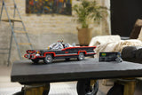 LEGO DC 76328 – Batman: Batmobil fra 1960'ernes tv-serie – Batmobilen udstillet på et sidebord