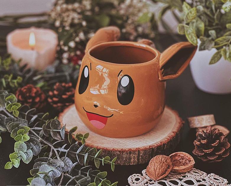 Pokémon Eevee 3D-krus på bord med blade og kogler