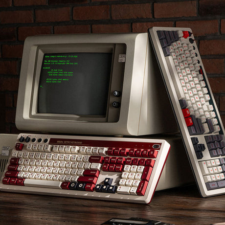 8BitDo Retro 108 Mechanical Keyboard Fami Edition – Tastatur set skråt på bord