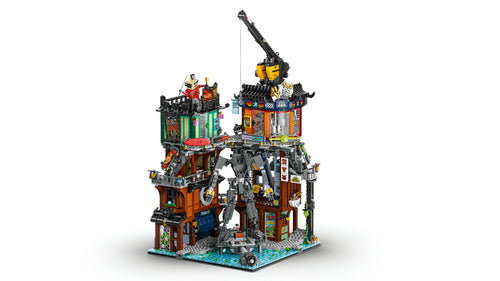LEGO NINJAGO 71837 – NINJAGO Citys værksteder – bymodellen set skråt fra bagsiden