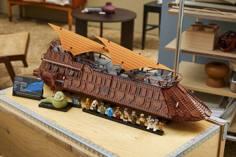 LEGO Star Wars 75397 – Jabbas sejlpram – sejlpram udstillet på et bord set skråt